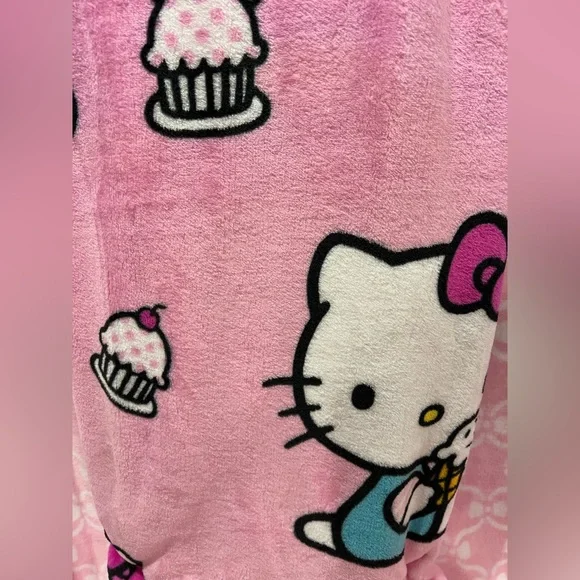 Brand New Hello Kitty 60 x 70in Throw! ๐ป๐ - Picture 2 of 3